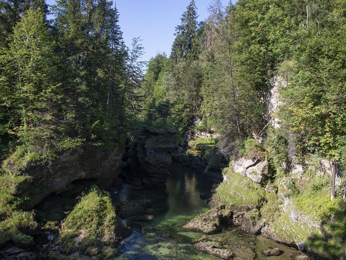 Felsen und Fluss